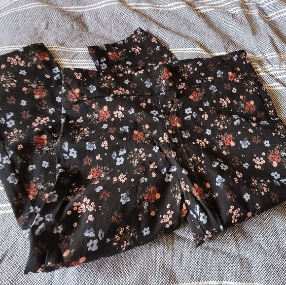 3/$25 Jules and Leopold floral skinny crops, size L - Picture 1 of 8